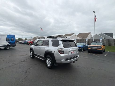 Used 2018 Toyota 4Runner SR5 AWD/4WD image 6