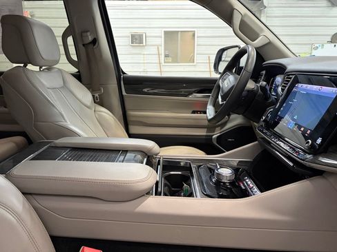 Used 2022 Jeep Wagoneer Series II AWD/4WD image 30