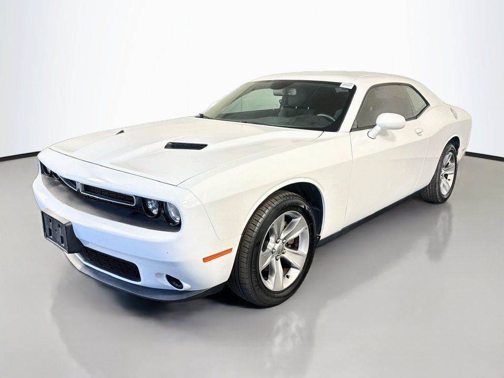 Used 2017 Dodge Challenger SXT w/ Driver Convenience Group RWD image 4