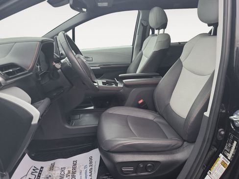 Used 2023 Toyota Sienna XLE image 10