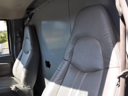 Used 2009 Chevrolet Express 2500 RWD image 14