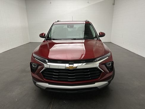 Used 2025 Chevrolet TrailBlazer LT AWD/4WD image 3