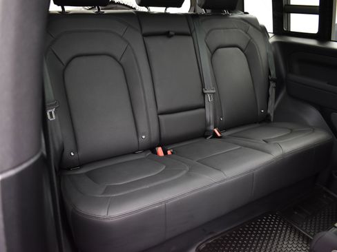 Used 2023 Land Rover Defender 90 SE image 10