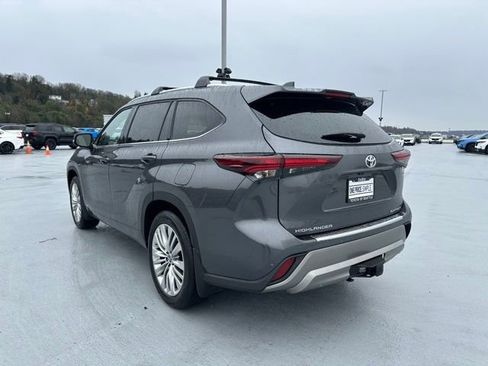 Certified 2025 Toyota Highlander Platinum image 5