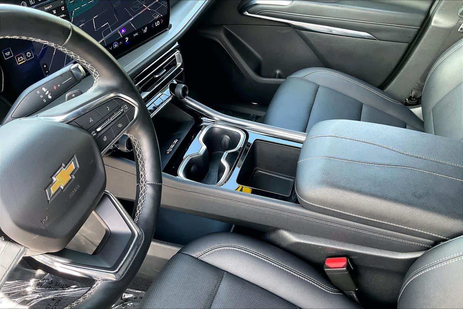 Used 2025 Chevrolet Traverse LT FWD image 17