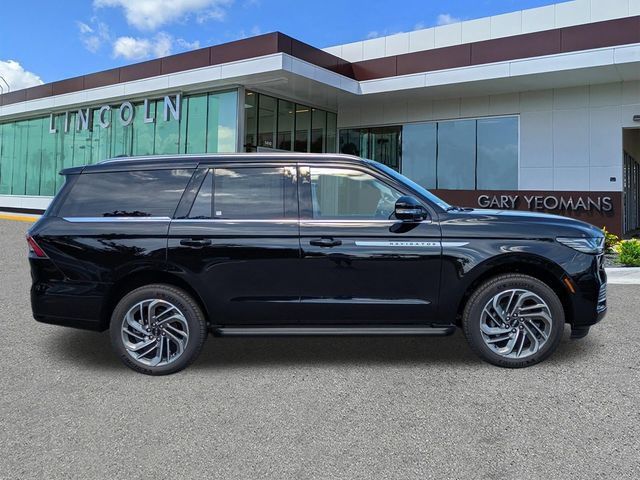 New 2027 Lincoln Navigator Premiere RWD image 3
