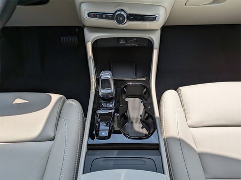 New 2026 Volvo XC40 B5 Ultra w/ Protection Package Premier image 19