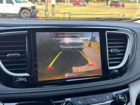 Used 2023 Chrysler Pacifica Touring-L FWD image 24