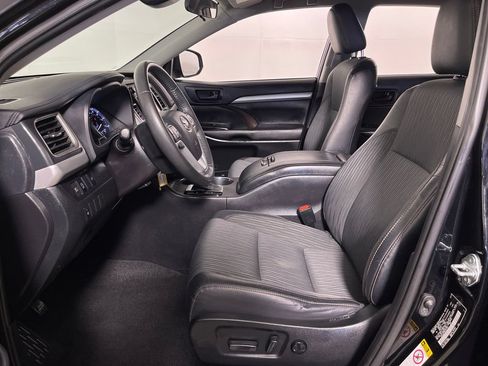 Used 2019 Toyota Highlander Plus FWD image 12