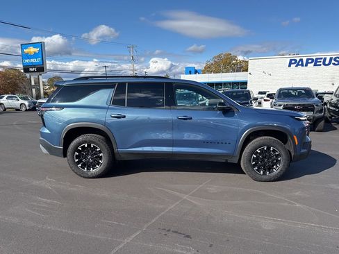 Used 2025 Chevrolet Traverse Z71 image 2