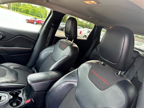 Used 2016 Jeep Cherokee Trailhawk w/ Cold Weather Group image 11