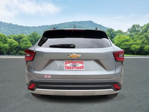 Used 2025 Chevrolet Trax LT w/ LT Convenience Package FWD image 23