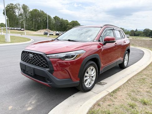Used 2022 Toyota Corolla Cross LE AWD/4WD image 3