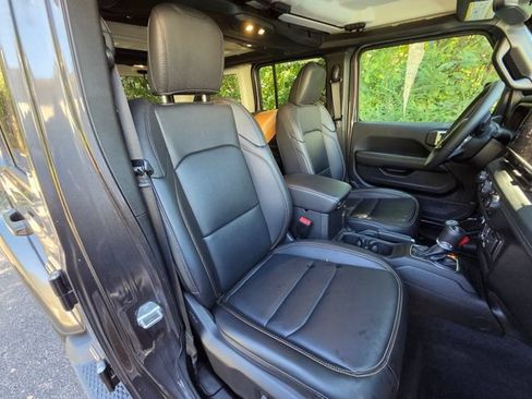 Used 2025 Jeep Wrangler Unlimited Sahara AWD/4WD image 24