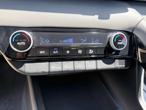 Used 2025 Hyundai Elantra Hybrid FWD image 19
