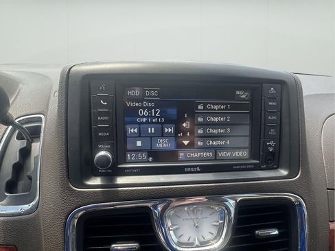 Used 2014 Chrysler Town & Country Touring-L w/ Driver Convenience Group FWD image 23