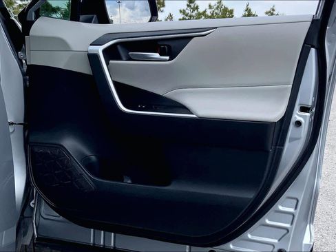 Used 2021 Toyota RAV4 XLE Premium image 23