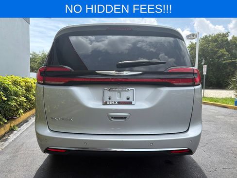 Used 2024 Chrysler Pacifica Touring-L FWD image 6