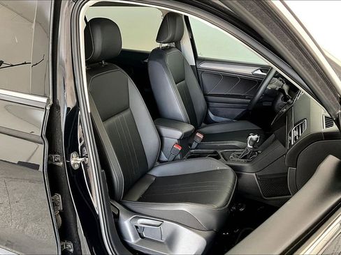 Used 2023 Volkswagen Tiguan SE w/ Panoramic Sunroof Package image 11