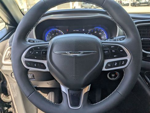 Used 2025 Chrysler Pacifica Select FWD image 16