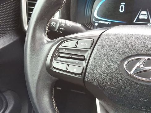 Used 2023 Hyundai Venue SEL image 21