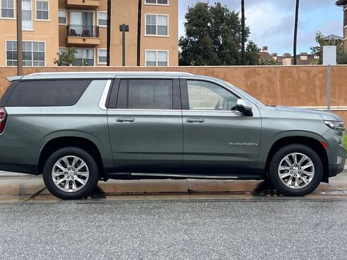 Used 2023 Chevrolet Suburban Premier AWD/4WD image 3