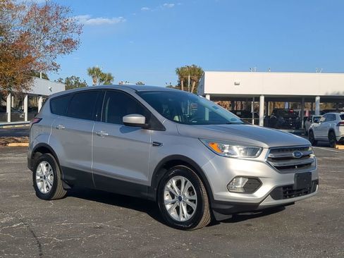 Used 2017 Ford Escape SE image 3