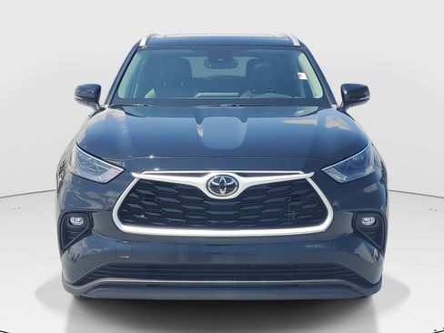 Used 2023 Toyota Highlander XLE FWD image 2