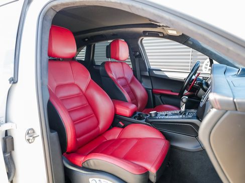 Certified 2018 Porsche Macan Turbo image 28