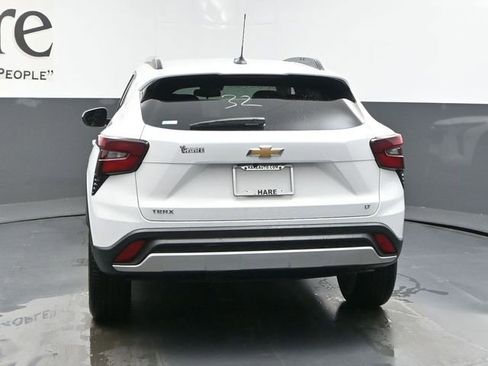 Used 2025 Chevrolet Trax LT w/ LT Convenience Package image 13