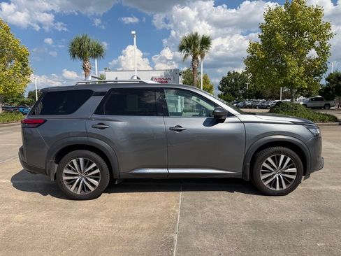 Used 2022 Nissan Pathfinder Platinum w/ Lighting Package (N92) FWD image 6