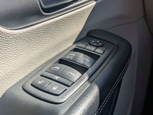 Used 2024 Chrysler Pacifica Touring-L FWD image 24