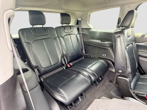 Used 2023 Jeep Grand Cherokee L Limited AWD/4WD image 31