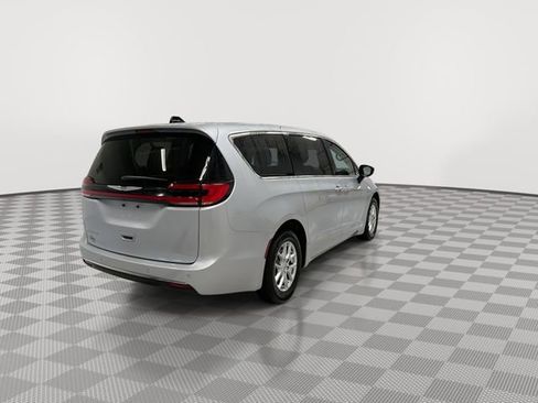 Used 2024 Chrysler Pacifica Touring-L FWD image 10