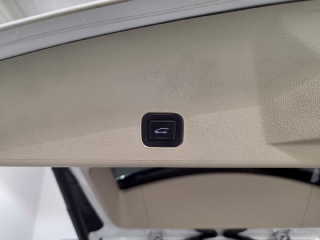 Used 2016 Cadillac SRX Luxury w/ Driver Awareness Package FWD image 8