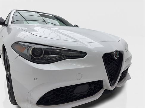 Used 2023 Alfa Romeo Giulia Veloce image 3