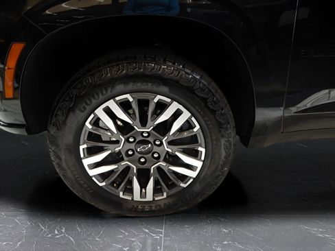 Used 2025 Chevrolet Suburban Z71 AWD/4WD image 11
