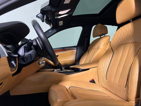 Used 2020 BMW M550i xDrive w/ Executive Package image 5