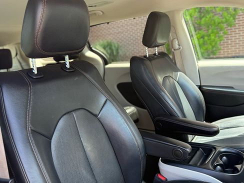 Used 2020 Chrysler Pacifica Touring-L FWD image 32