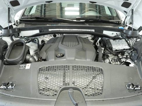 Certified 2025 Porsche Macan AWD/4WD image 30
