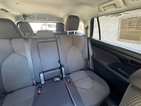 Used 2025 Toyota Highlander LE FWD image 39