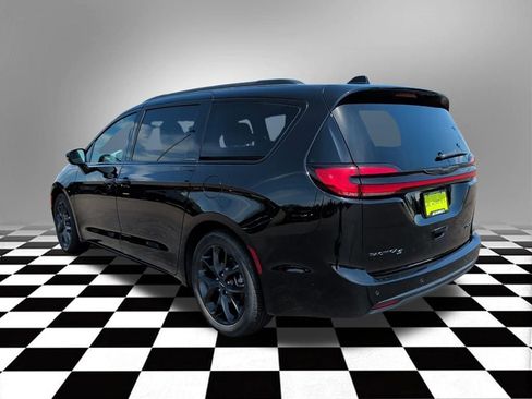 Used 2025 Chrysler Pacifica Limited FWD image 10