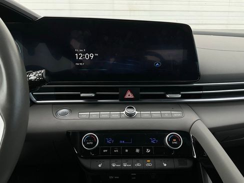 Used 2025 Hyundai Elantra SEL image 26