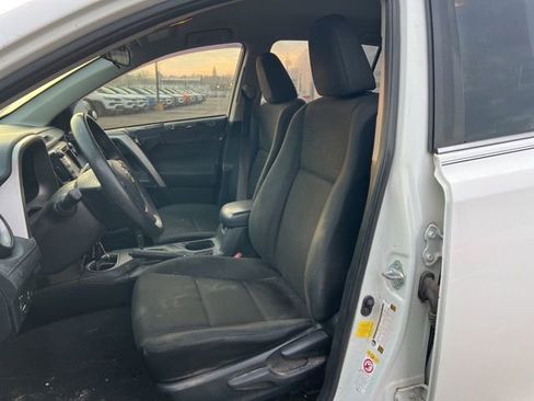 Used 2018 Toyota RAV4 LE FWD image 11
