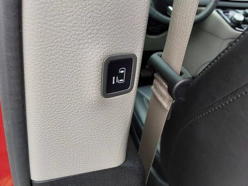Used 2024 Chrysler Pacifica Touring-L FWD image 16