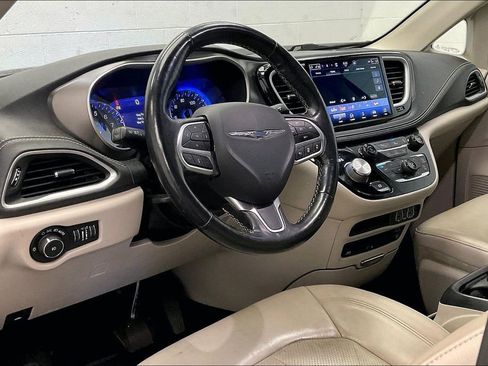 Used 2021 Chrysler Pacifica Touring-L w/ Uconnect Theater Family Group image 12