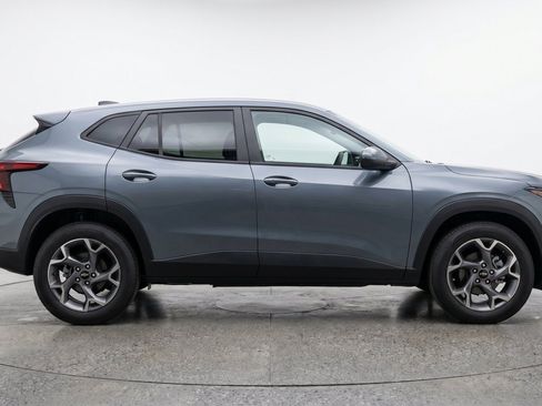 Used 2025 Chevrolet Trax LT w/ LT Convenience Package FWD image 11