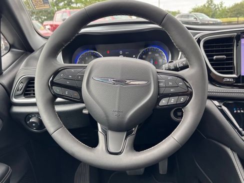 Used 2025 Chrysler Pacifica Limited FWD image 32