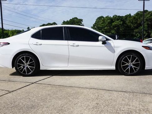 Used 2023 Toyota Camry SE FWD image 3