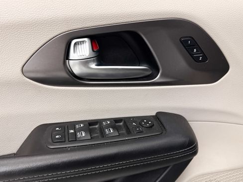 Used 2019 Chrysler Pacifica Limited FWD image 22